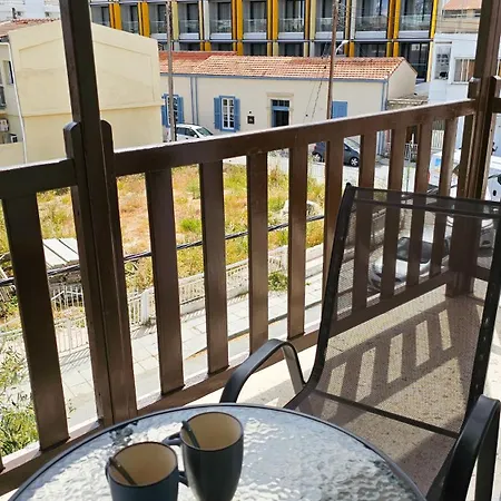 Sunshine Apartment, 150m From Chabad Lubavitch شقة *